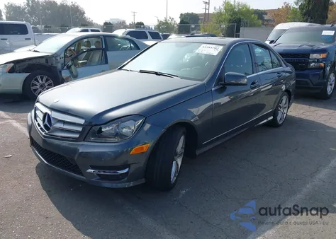 2013 Mercedes-Benz C 250 Sport z USA, uszkodzony, nr VIN WDDGF4HB2DA852950